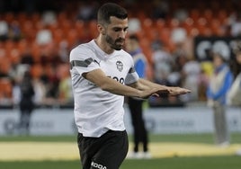 José Gayà, durante un calentamiento previo a un partido de esta temporada en Mestalla.