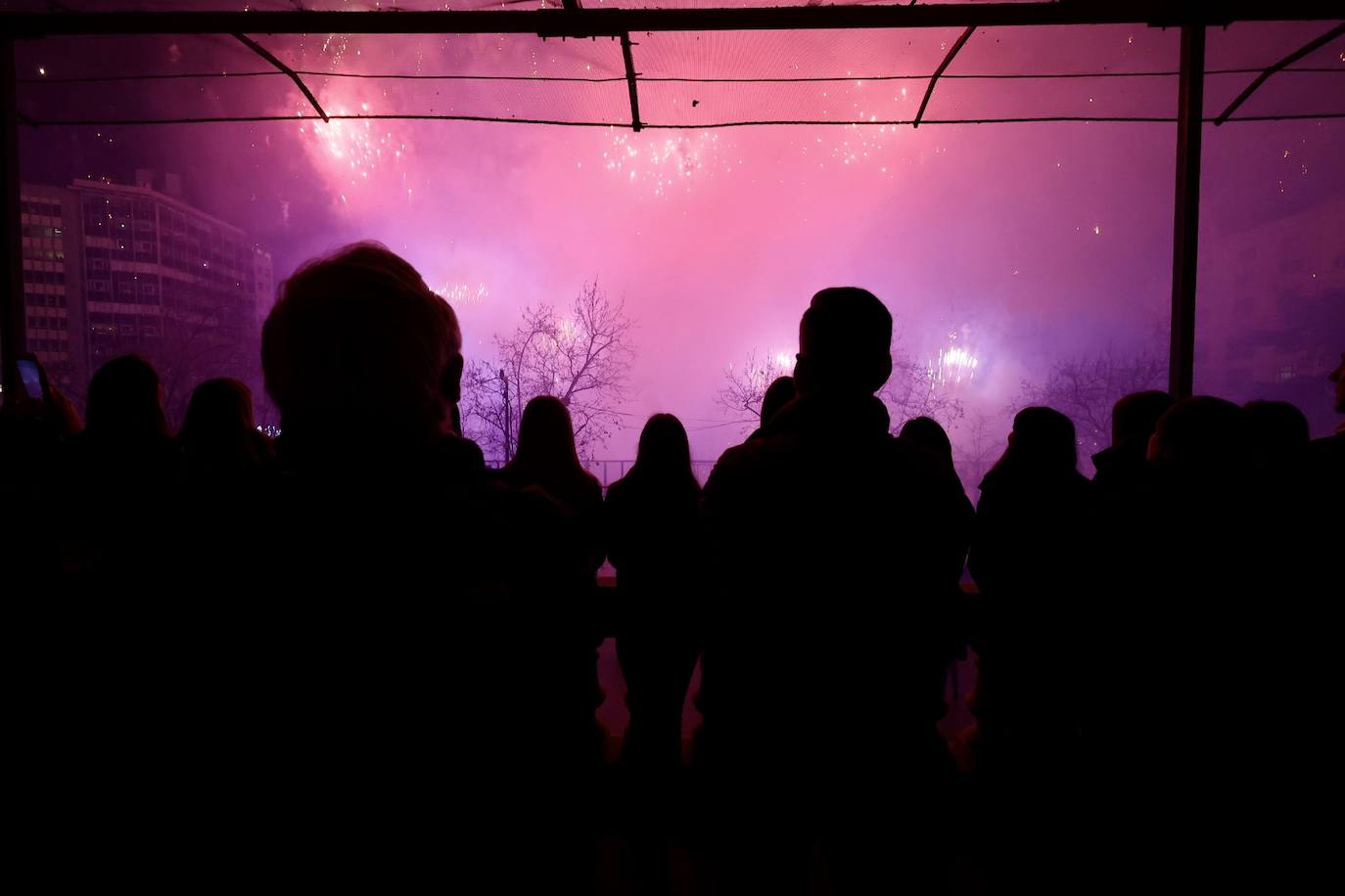 Una espectacular Alba de les Falles en la plaza del Ayuntamiento