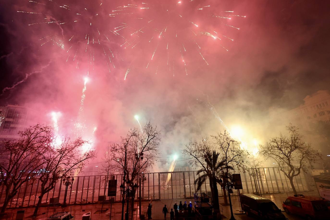 Una espectacular Alba de les Falles en la plaza del Ayuntamiento