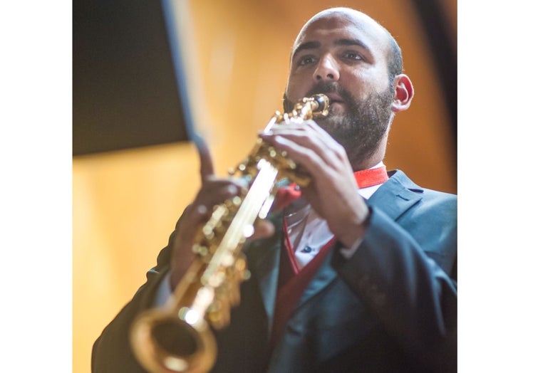 Paco López, músico de Requena, con su saxofón.