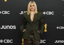 La cantante y compositora Abril Lavigne en la alfombra roja de la Academia canadiense de las Artes y las Ciencias.