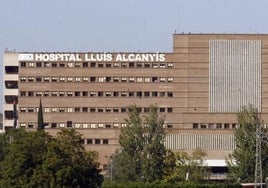 Vista de la fachada del edificio del hospital Lluís Alcanyís de Xàtiva.