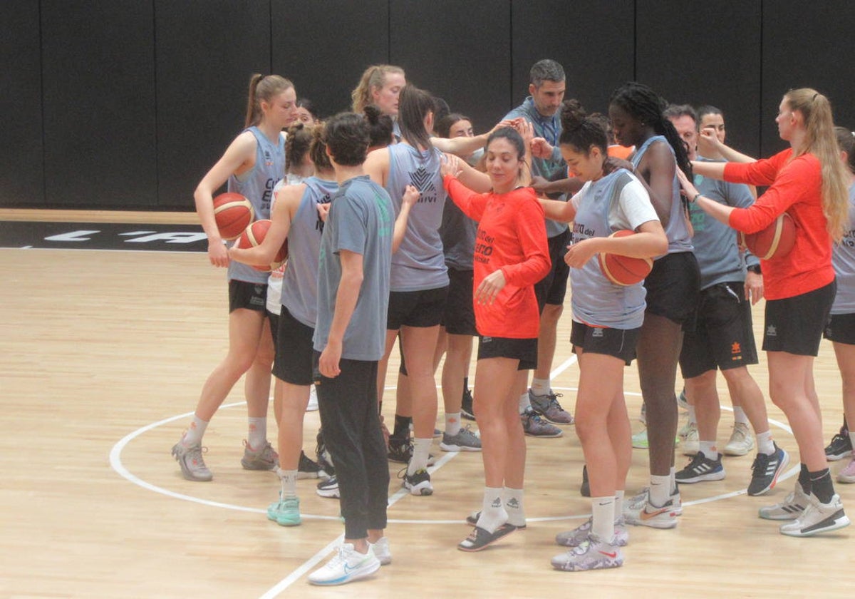 Cristina Ouviña, en el centro y en chanclas, junto al equipo en el saludo previo al entrenamiento de este jueves.