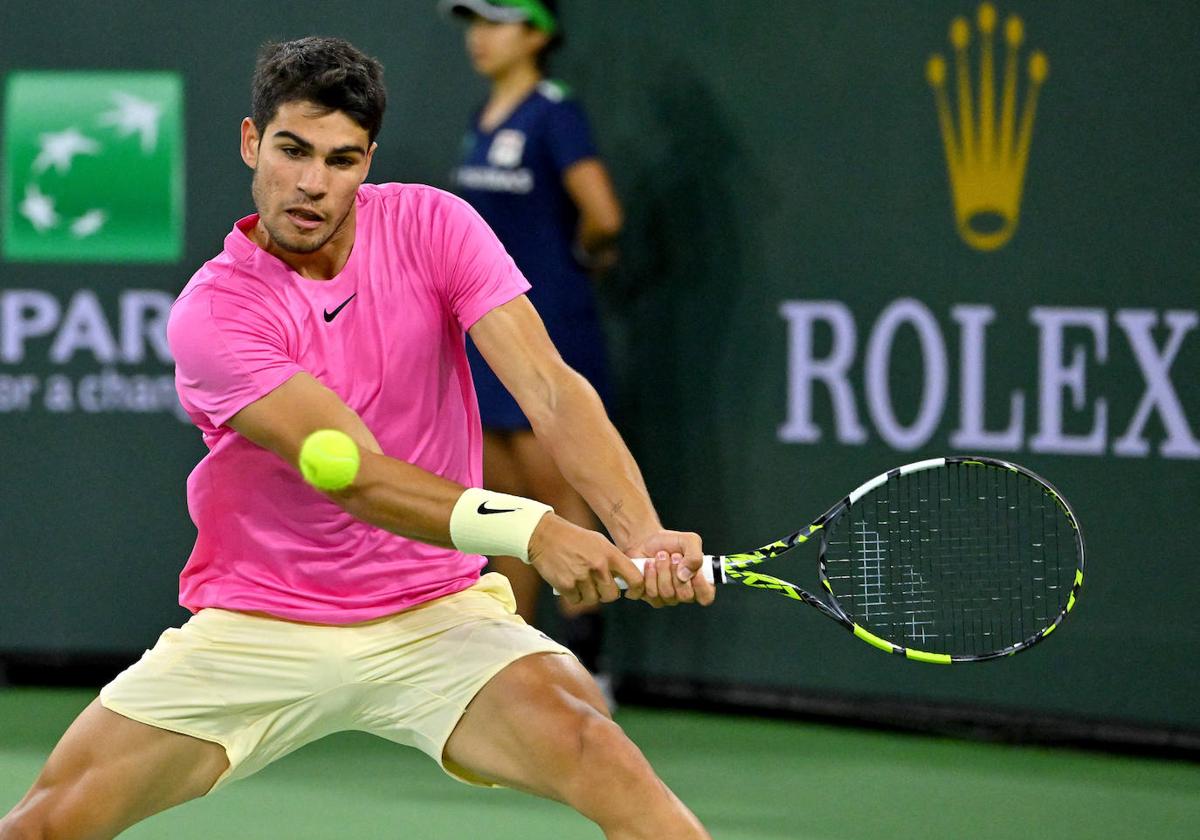 Carlos Alcaraz durante un lance del partido en la anterior ronda del torneo californiano