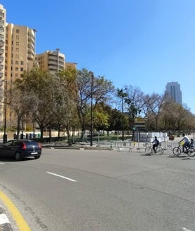 Imagen secundaria 2 - Zona de disparo, carril bici cortado por unas vallas que no se ven por la noche y cortes de tráfico.