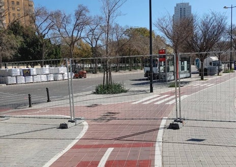 Imagen secundaria 1 - Zona de disparo, carril bici cortado por unas vallas que no se ven por la noche y cortes de tráfico.