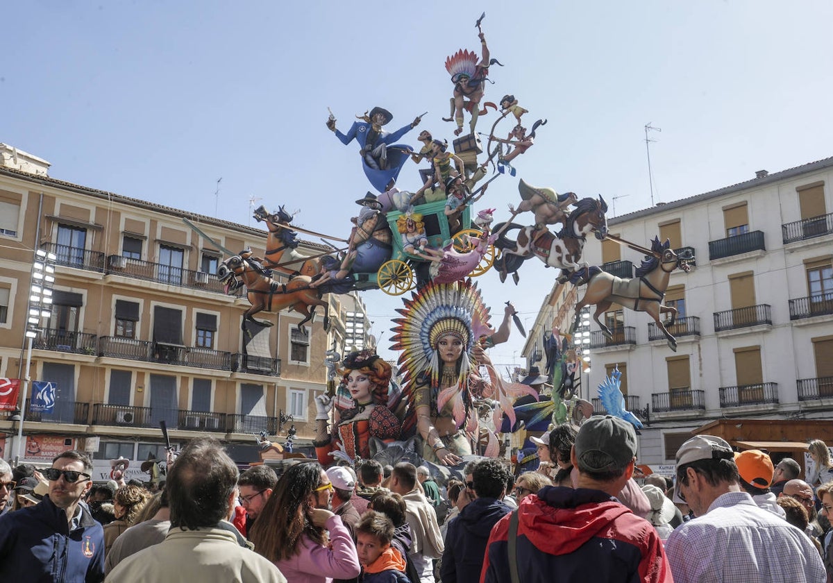 Numeroso público visita la falla de Convento Jerusalén.