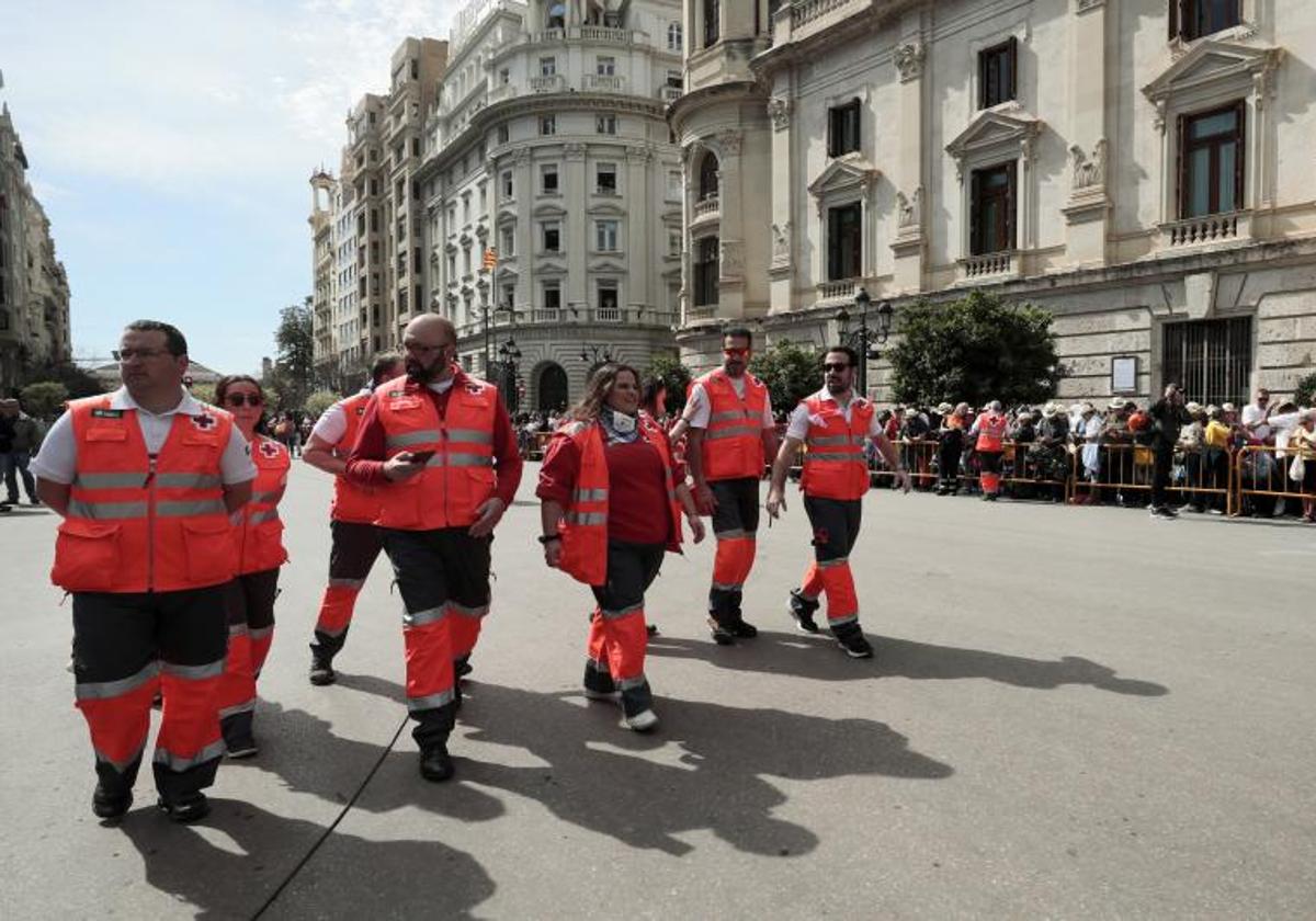 Efectivos de Cruz Roja, en una mascletà de 2023.