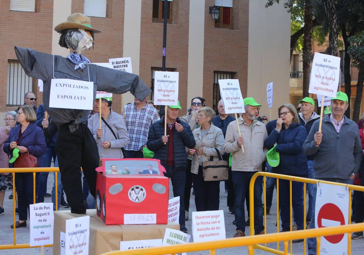 Agricultores protestan por el precio de las expropiaciones de los terrenos de Volkswagen Sagunto