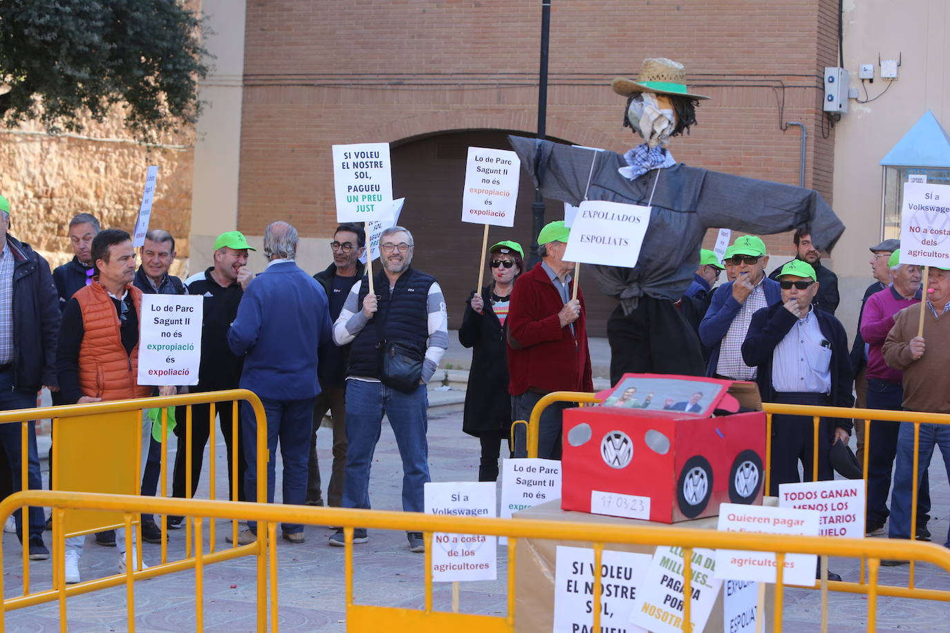 Agricultores protestan por el precio de las expropiaciones de los terrenos de Volkswagen Sagunto