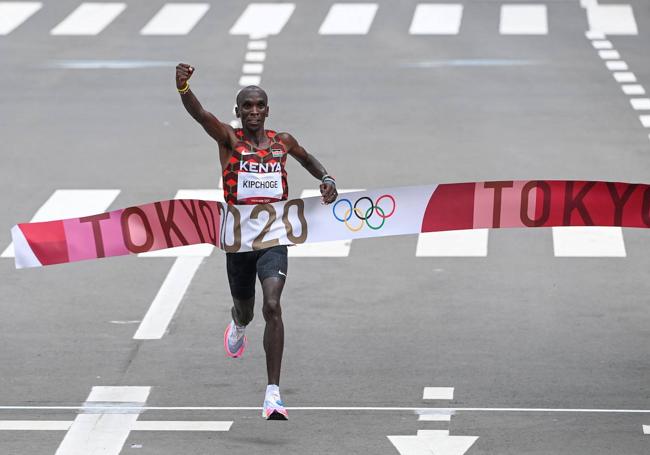 Eliud Kipchoge cruza la meta del Maratón de los Juegos Olímpicos de Tokio 2020.