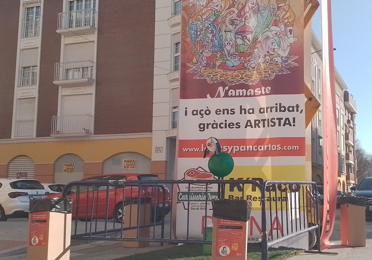 Cartel protesta con el 'ninot' del artista a la comisión Passeig-Cardenal Serra.