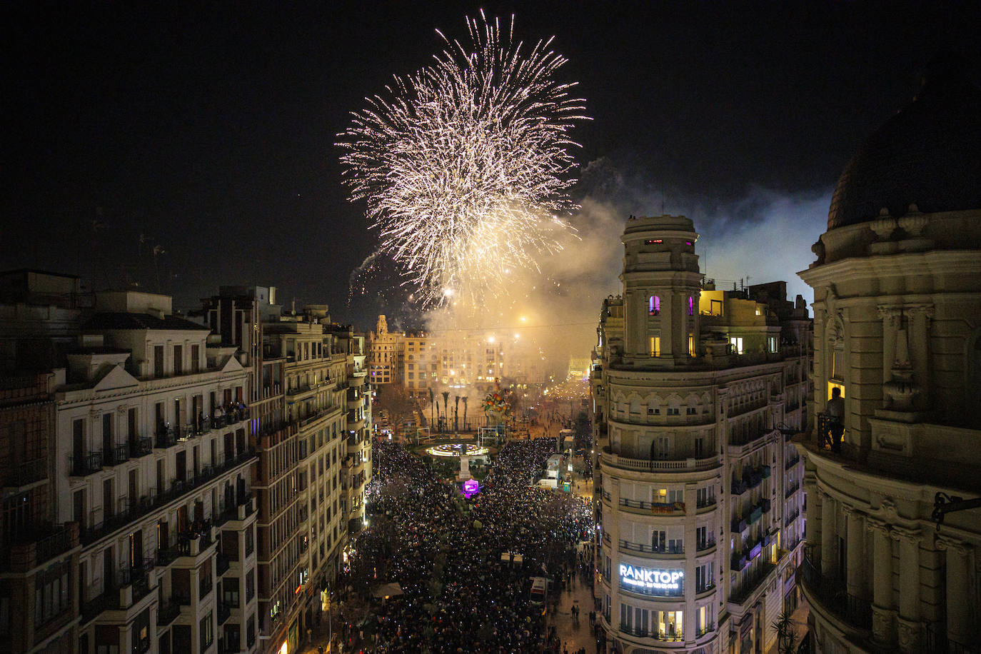 Una Valencia a rebosar vive las Fallas 2023