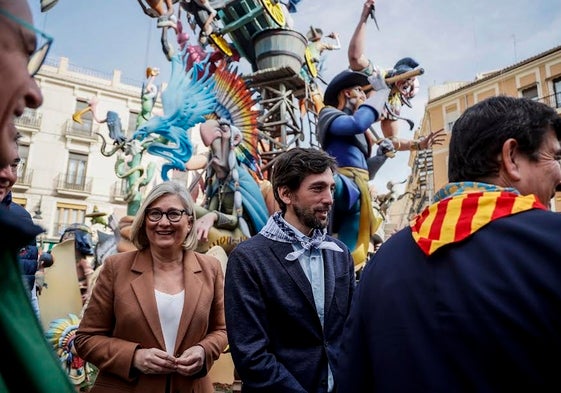 Mamen Peris, Adrián Vázquez y Fernando Giner, de visita por fallas de Valencia.