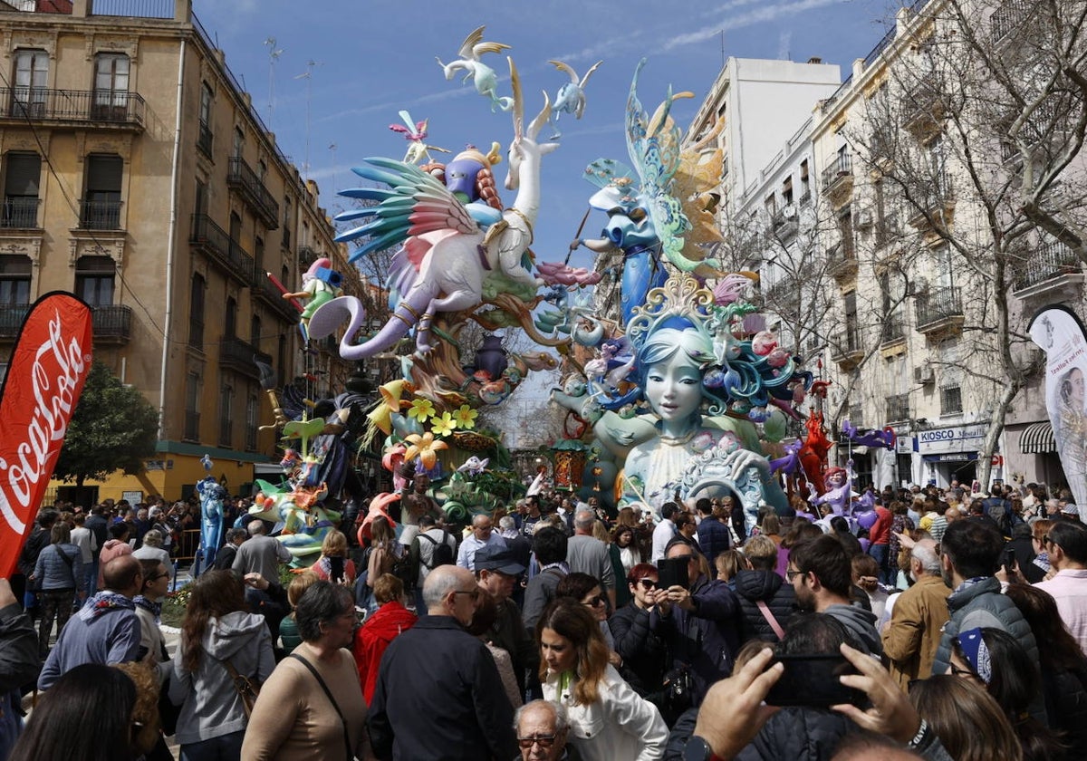 Multitud de personas alrededor de Exposición viendo su monumento.