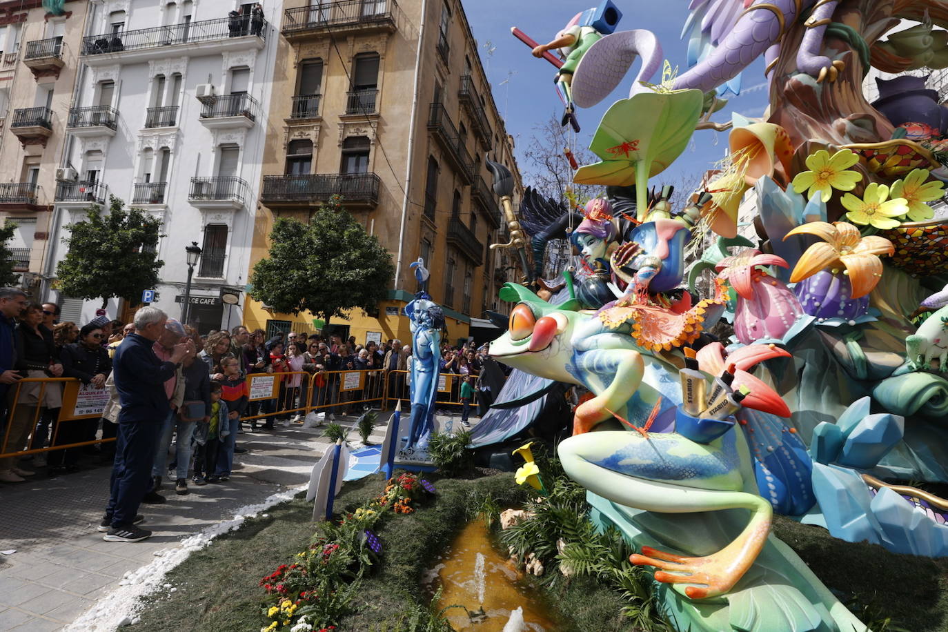 El público no se pierde el primer premio de las Fallas 2023