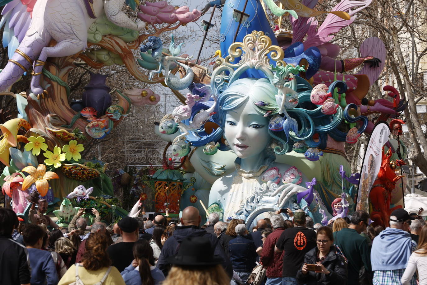 El público no se pierde el primer premio de las Fallas 2023