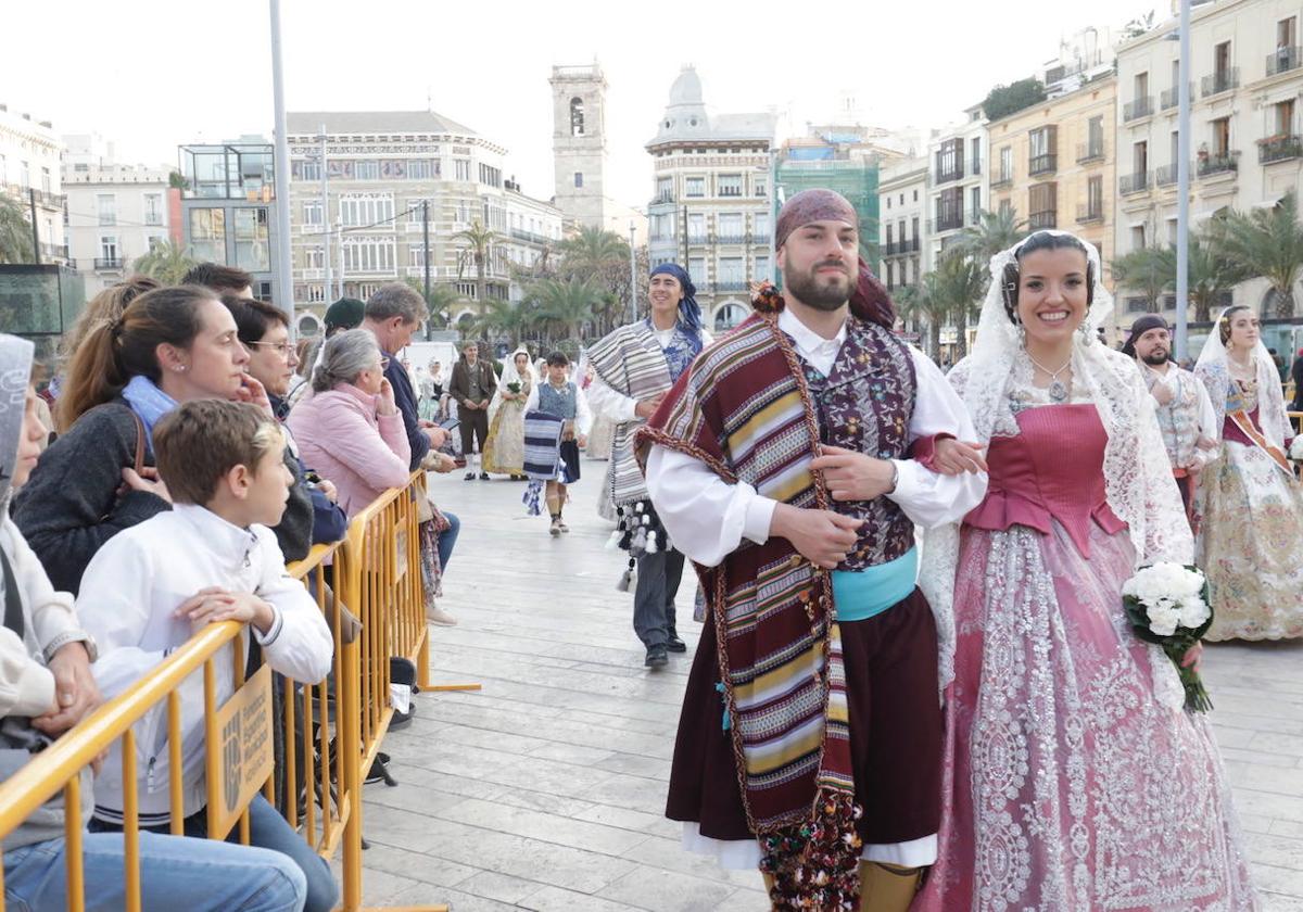 Los falleros desfilan por la Plaza de la Reina en la Ofrenda de las Fallas 2023