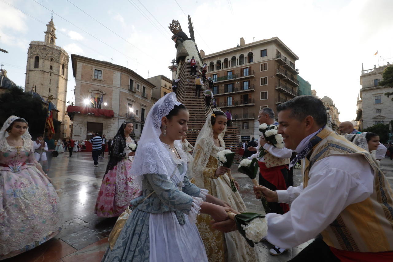 Búscate en la Ofrenda de las Fallas 2023: viernes 17 de marzo