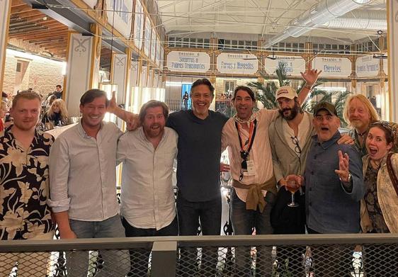 Parte del equipo técnico y el actor Benjamin Bratt, en el centro, en el Mercado de la Imprenta este jueves. En la foto, junto a David Núñez, quinto por la derecha, y Juan Albert, segundo por la izquierda, socios del recién inaugurado local.