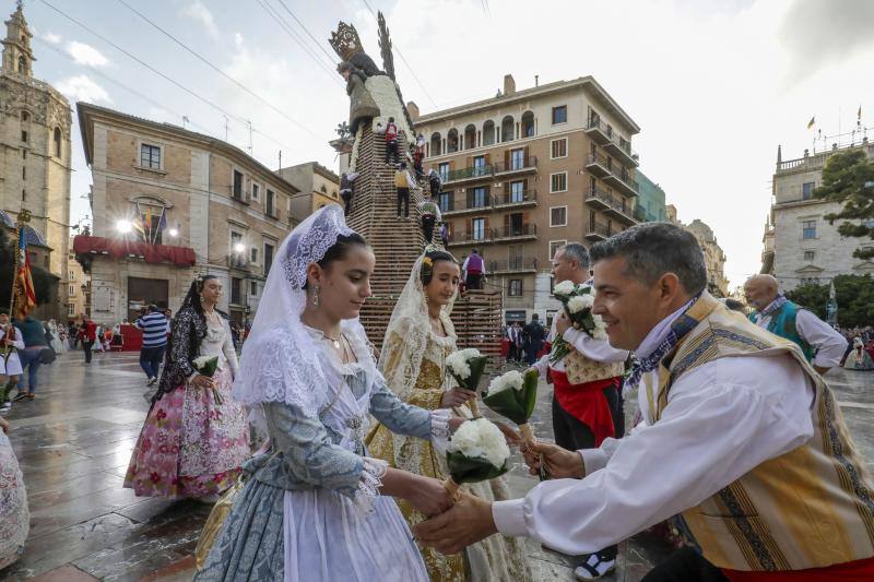 Búscate en la Ofrenda de las Fallas 2023: viernes 17 de marzo