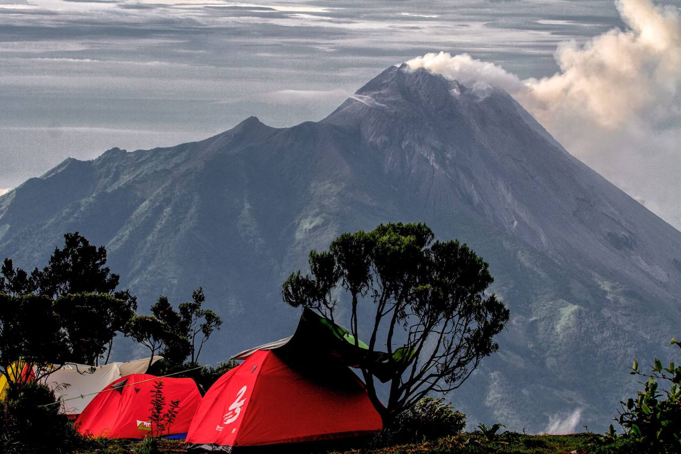 Las impactantes imágenes de la erupción del volcán Merapi, en Indonesia