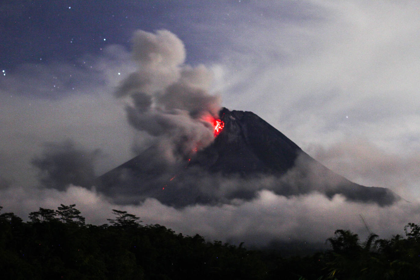 Las impactantes imágenes de la erupción del volcán Merapi, en Indonesia