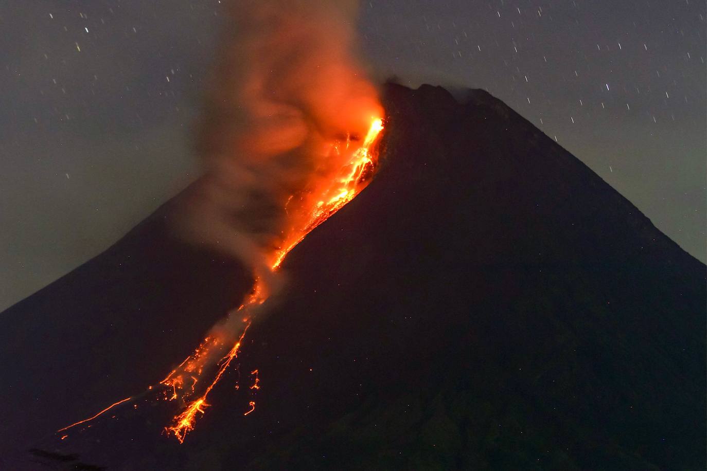 Las impactantes imágenes de la erupción del volcán Merapi, en Indonesia