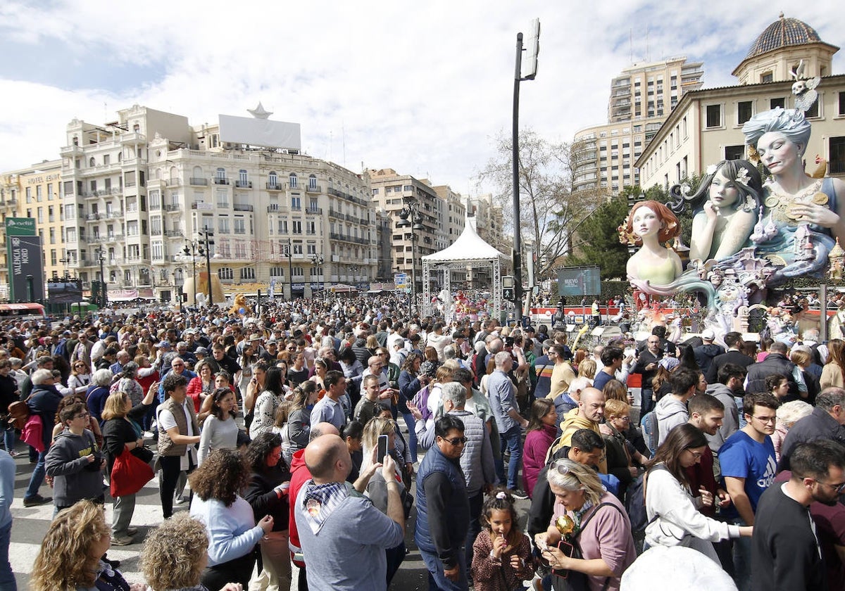 Miles de personas, en el centro de la ciudad poco antes de la mascletà.