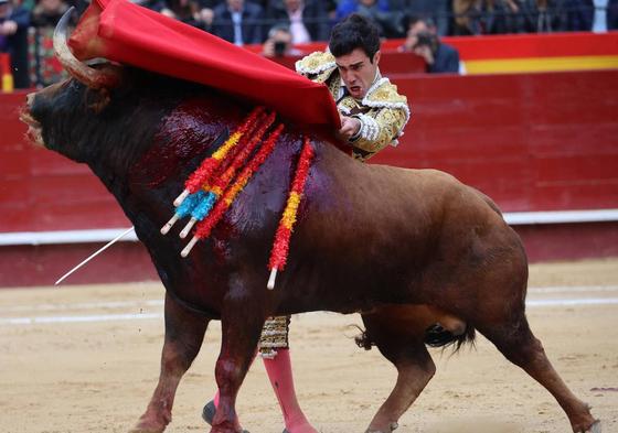 Tomás Rufo, en un pase de pecho al primero de su lote al que cortó una oreja.