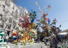 La falla Exposición en la calle Micer Mascó, donde el carterista robó la pistola.