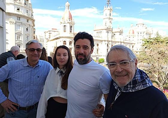 José Alberto Sanchis, a la derecha, junto a su hijo Jaime, su nuera Aiste y su hermano Carlos, director de AON en la Comunitat Valenciana.