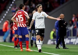 Hugo Duro pide explicaciones durante el partido.