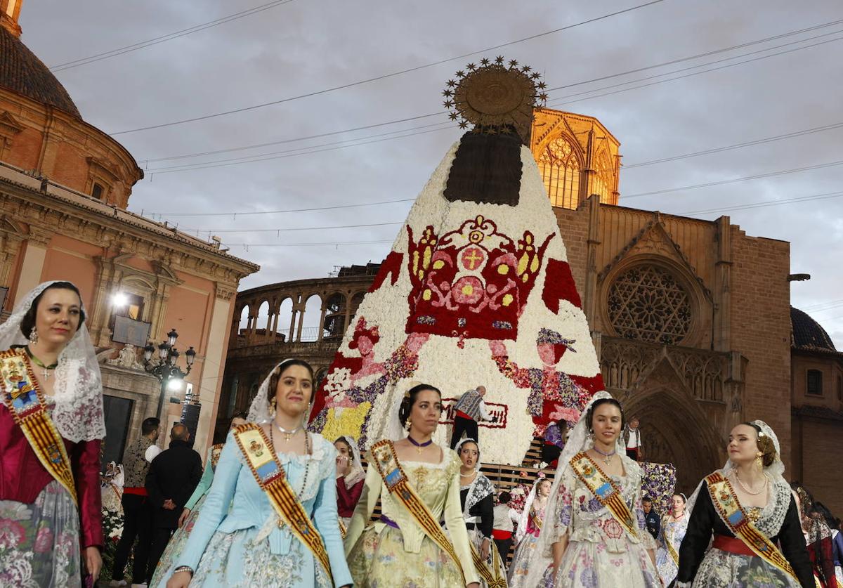 Falleras en la Ofrenda de este sábado.