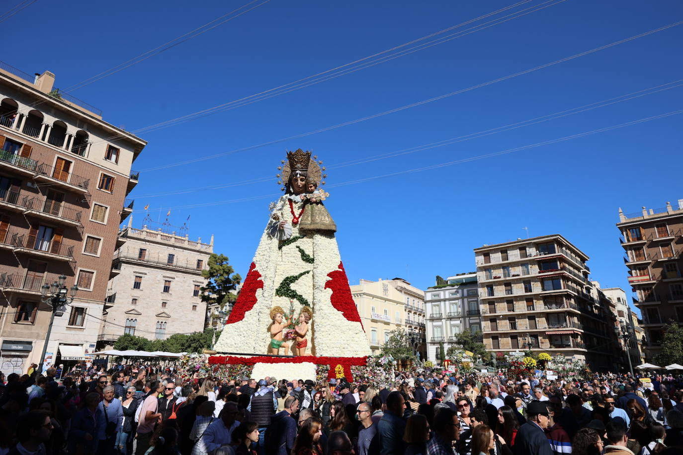 Los valencianos ya disfrutan del manto de la Madre de Déu