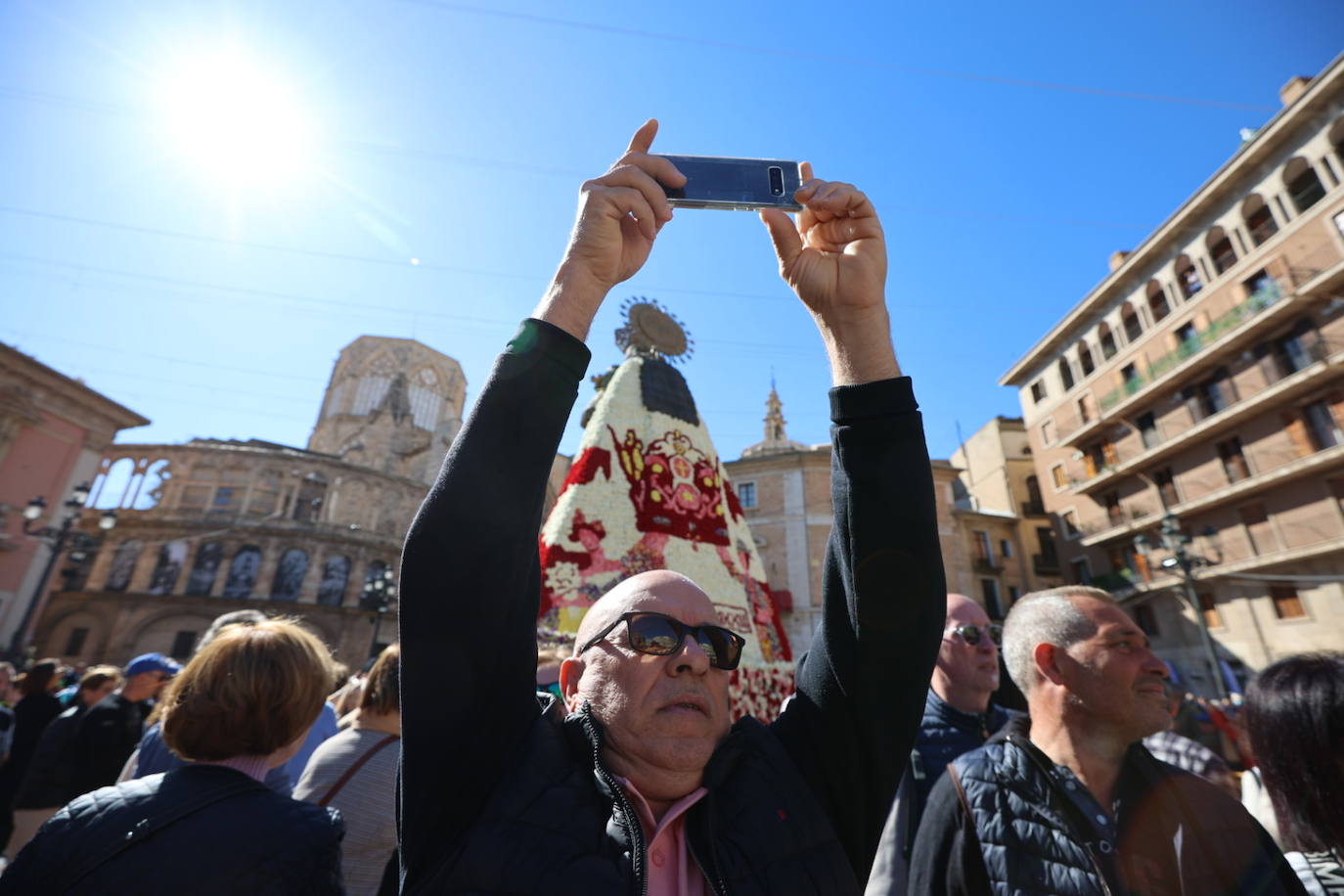 Los valencianos ya disfrutan del manto de la Madre de Déu