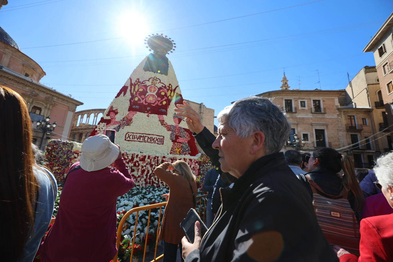 Los valencianos ya disfrutan del manto de la Madre de Déu