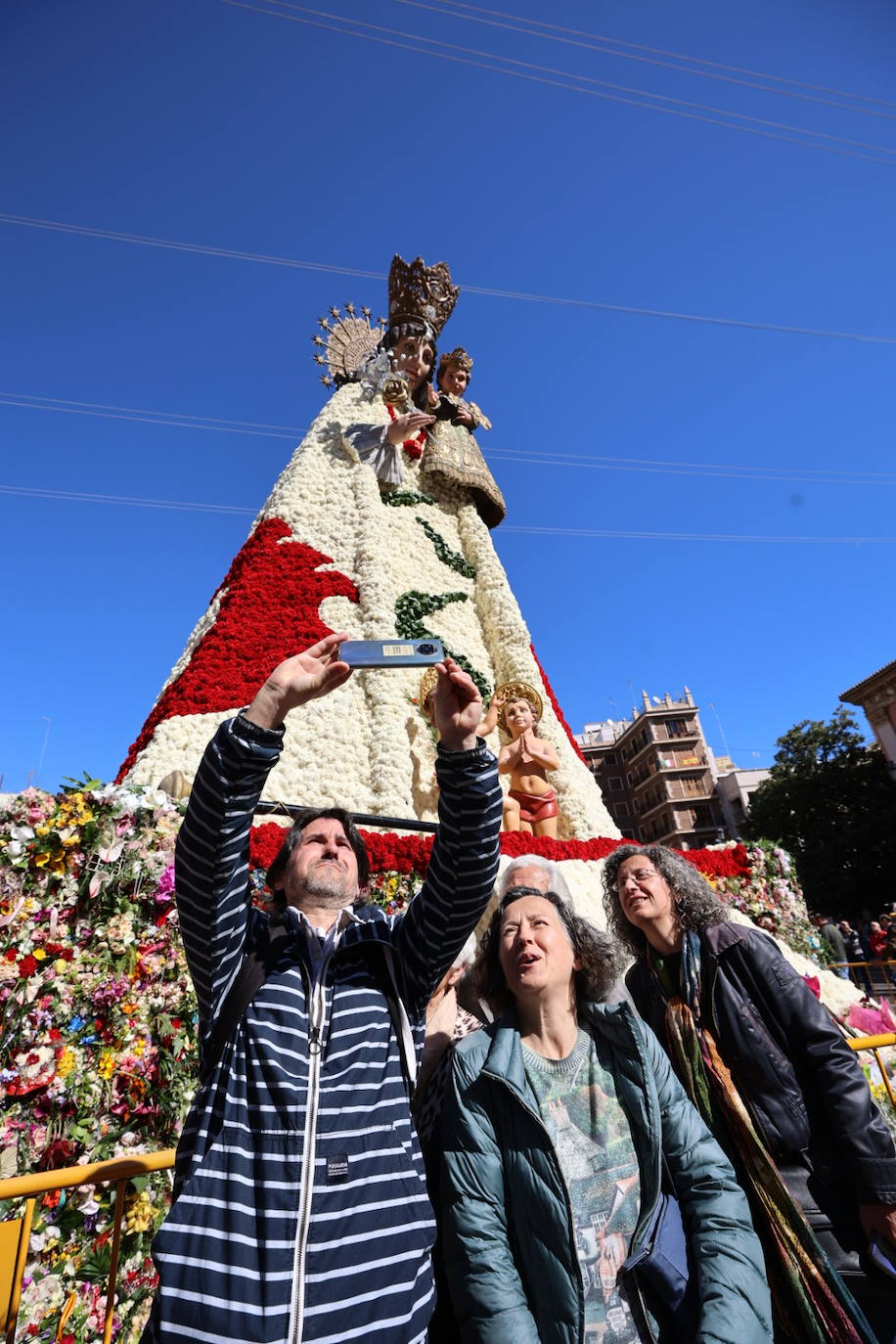 Los valencianos ya disfrutan del manto de la Madre de Déu