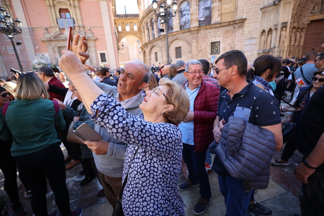 Los valencianos ya disfrutan del manto de la Madre de Déu