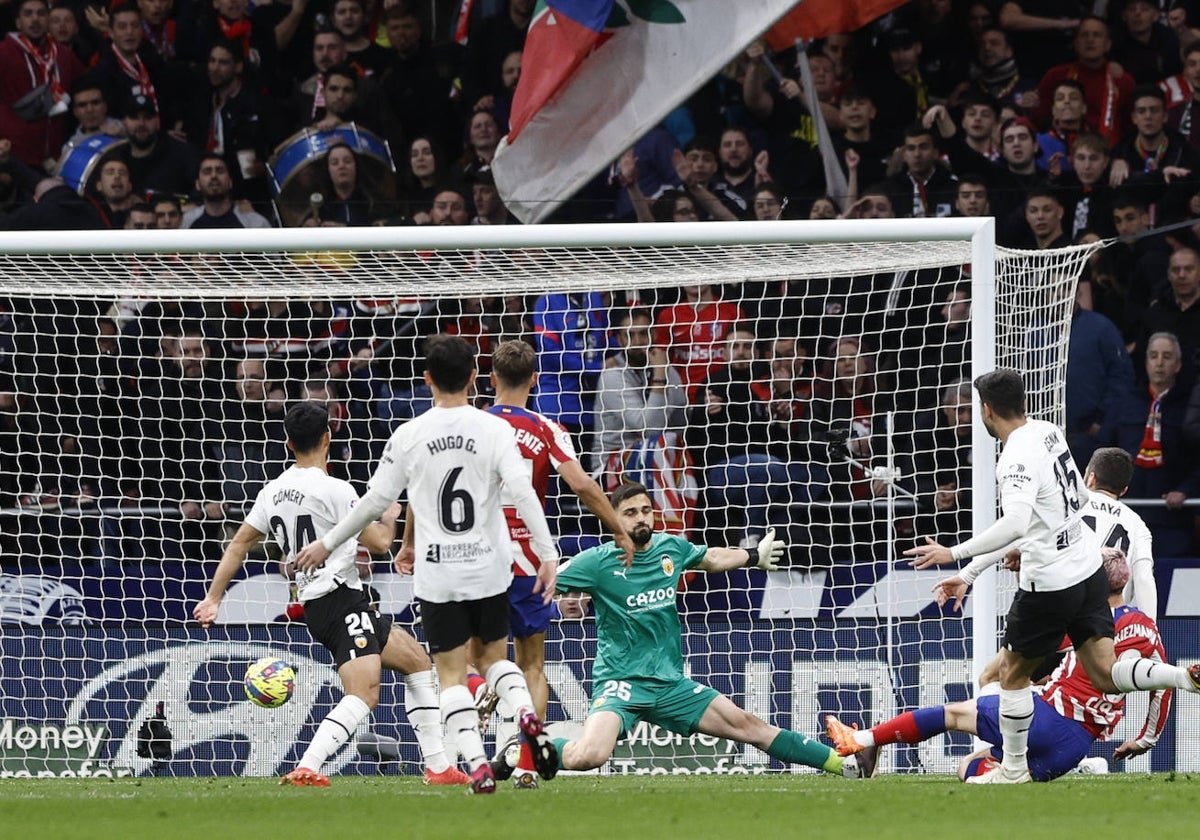 Comert, Guillamón, Cenk y Gayà fueron espectadores de lujo del gol de Griezmann.