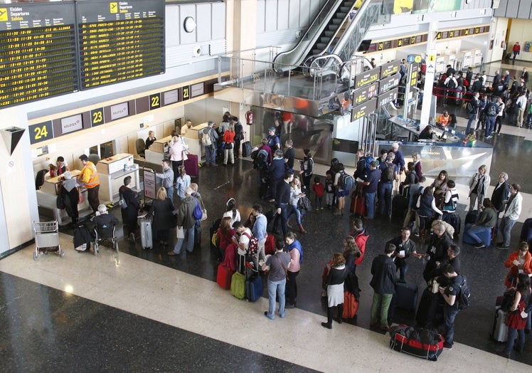 Turistas hacen cola para facturar en el aeropuerto de Manises.