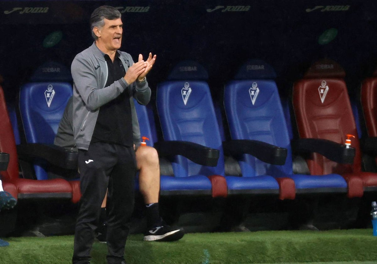 Mendilibar, durante un partido como entrenador del Eibar.