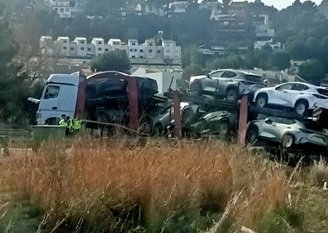 Imagen secundaria 1 - Arriba, situación del tráfico en la A-23 pocos minutos después del accidente. 