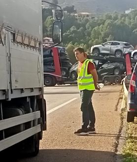 Imagen secundaria 2 - Arriba, situación del tráfico en la A-23 pocos minutos después del accidente. 