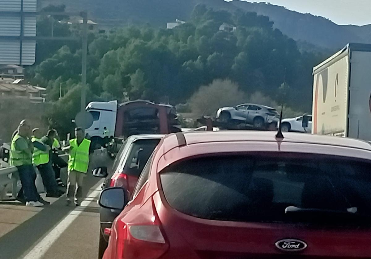 El camión bloquea la carretera.