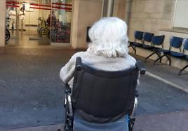 La mujer de 82 años, en el Arnau de Vilanova, en un momento de la espera de una ambulancia que no llegó.