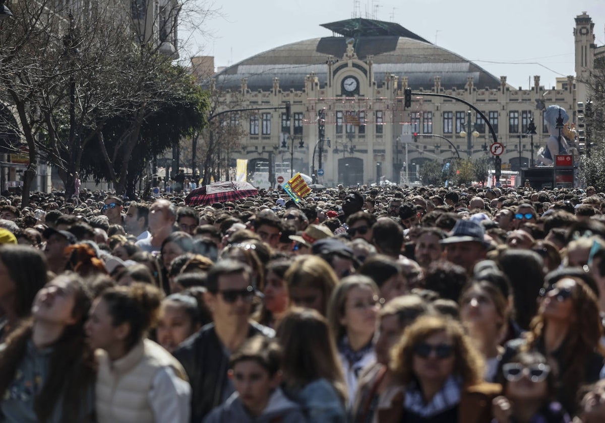 Asistentes a la mascletà el domingo.