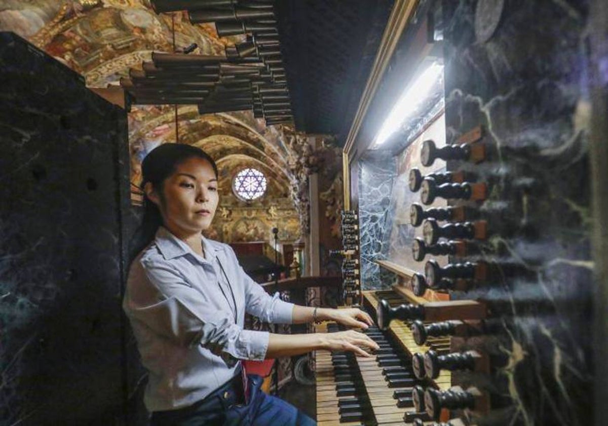 Atsuko Takano, directora musical de la iglesia de San Nicolás de Valencia, toca el órgano del templo.