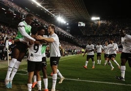 Los jugadores del Valencia celebran el gol que supuso el triunfo frente a Osasuna.