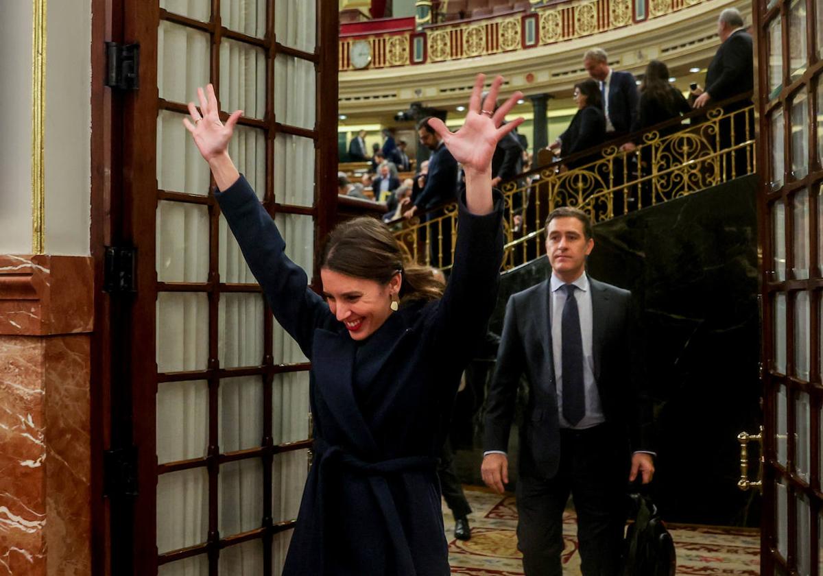 La ministra de Igualdad, Irene Montero, celebra la aprobación de la Ley Trans en el Congreso de los Diputados.